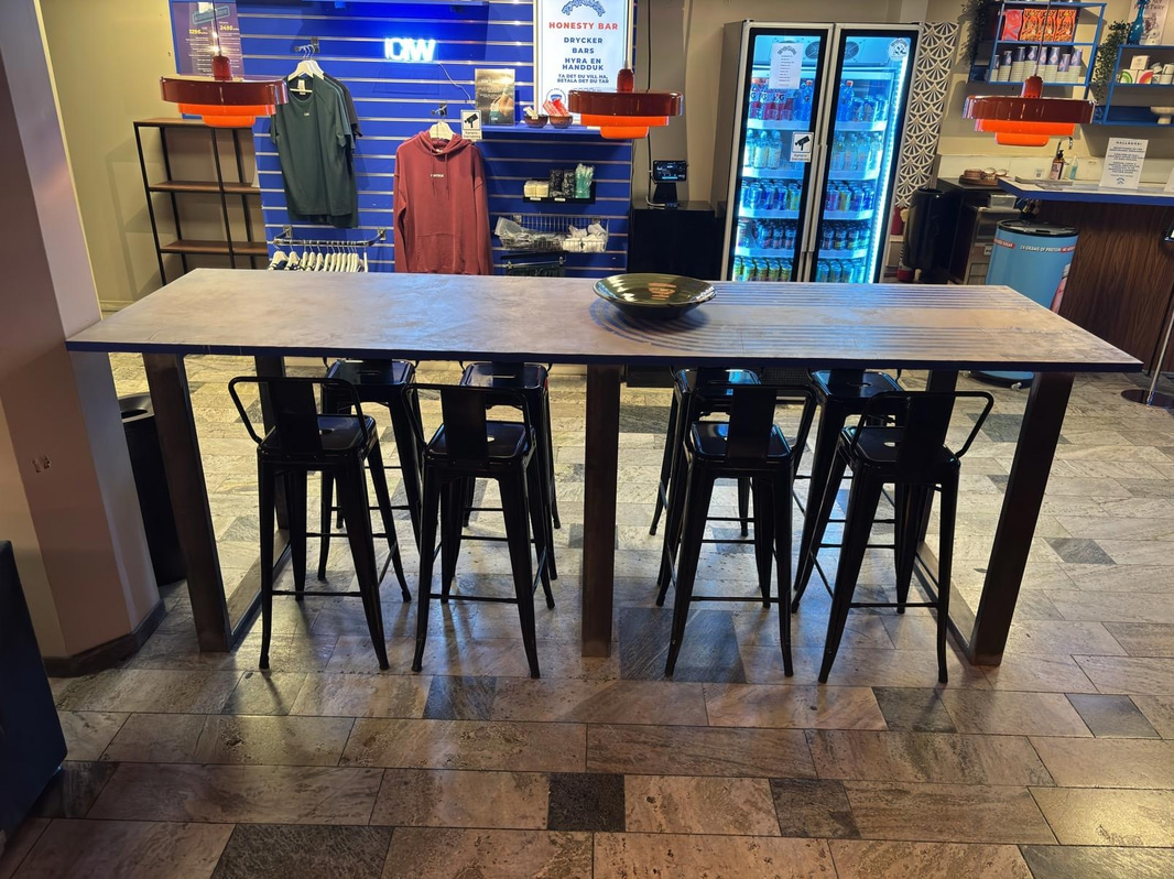 Table incl. 8 chairs