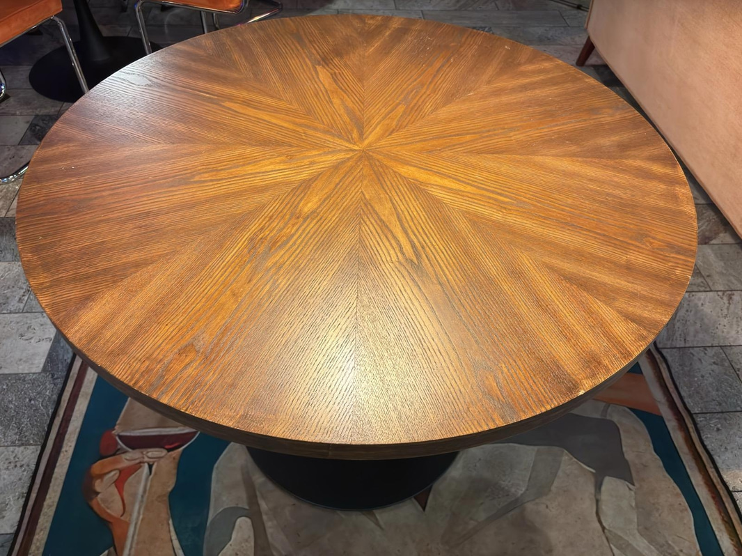 Round table incl. rug