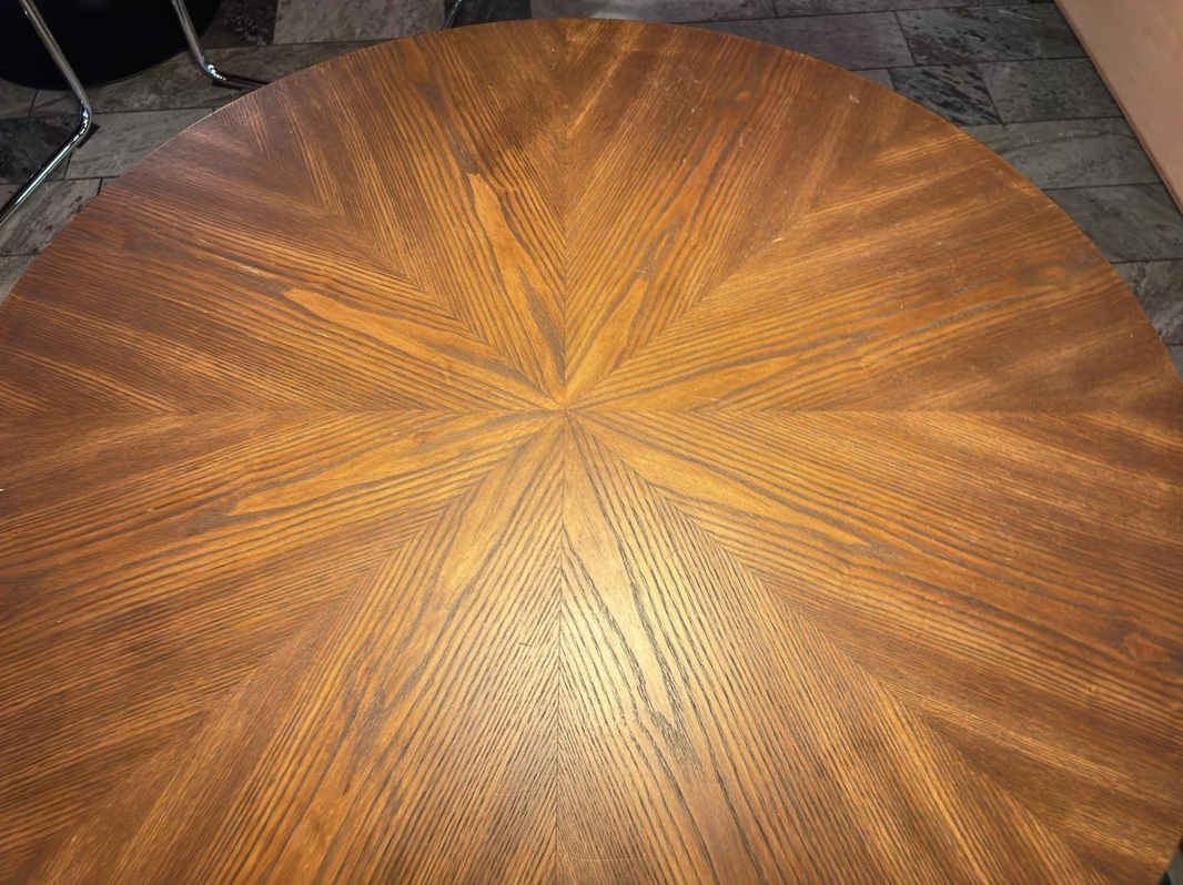 Round table incl. rug