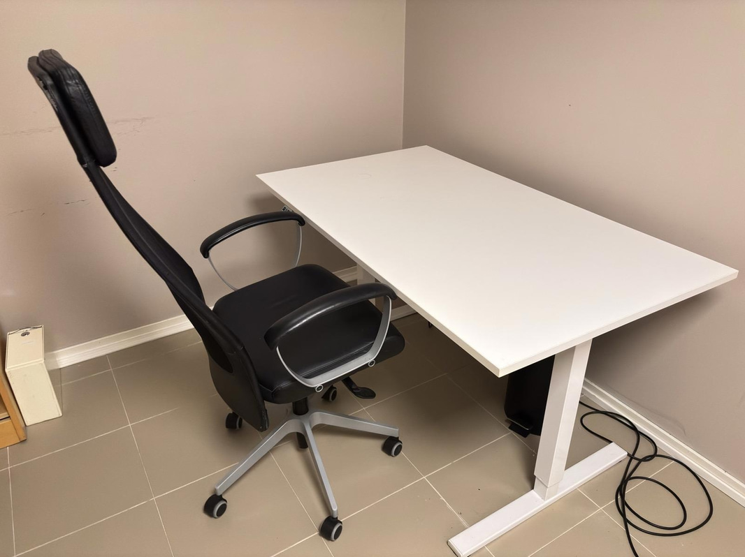 Height-adjustable desk incl. office chair