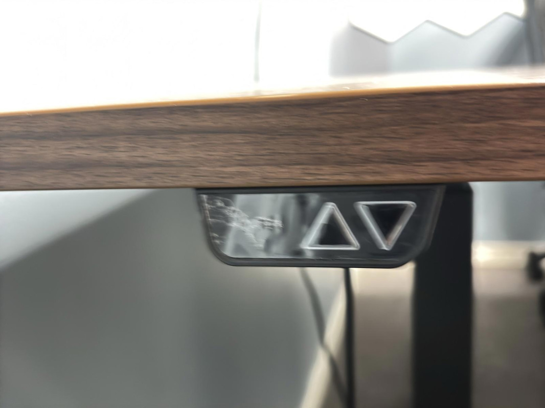 Electrically height-adjustable desk incl. office chair