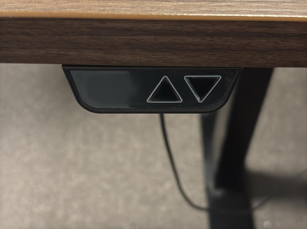 Electrically height-adjustable desk incl. office chair
