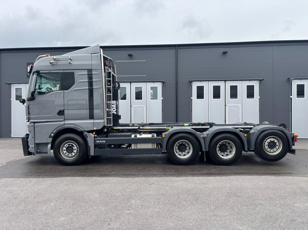 Tridem Hooklift Truck MAN TGX 35.520 8X4-4 BL CH -2023 | JOAB 24-tonne | Plough-equipped