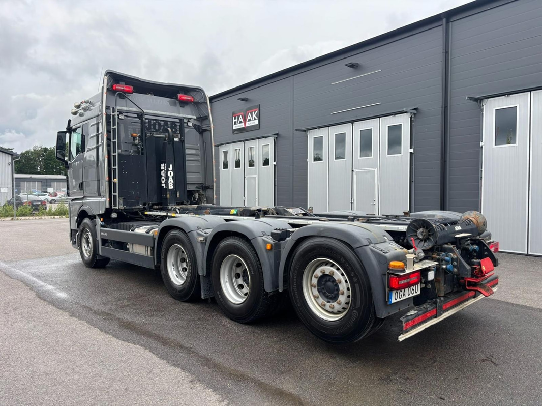 Tridem Hooklift Truck MAN TGX 35.520 8X4-4 BL CH -2023 | JOAB 24-tonne | Plough-equipped