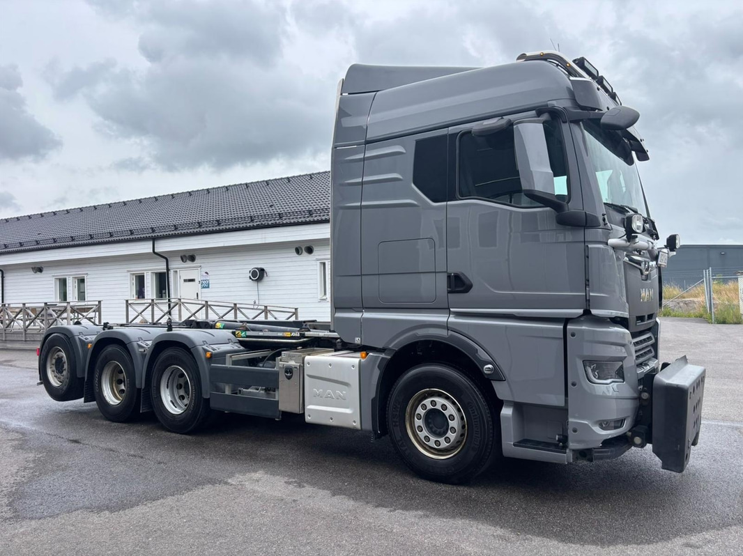 Tridem Hooklift Truck MAN TGX 35.520 8X4-4 BL CH -2023 | JOAB 24-tonne | Plough-equipped