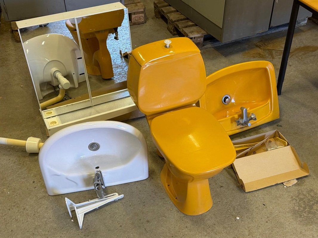 Retro badrumsinredning - toalett, 2 st handfat samt spegelskåp