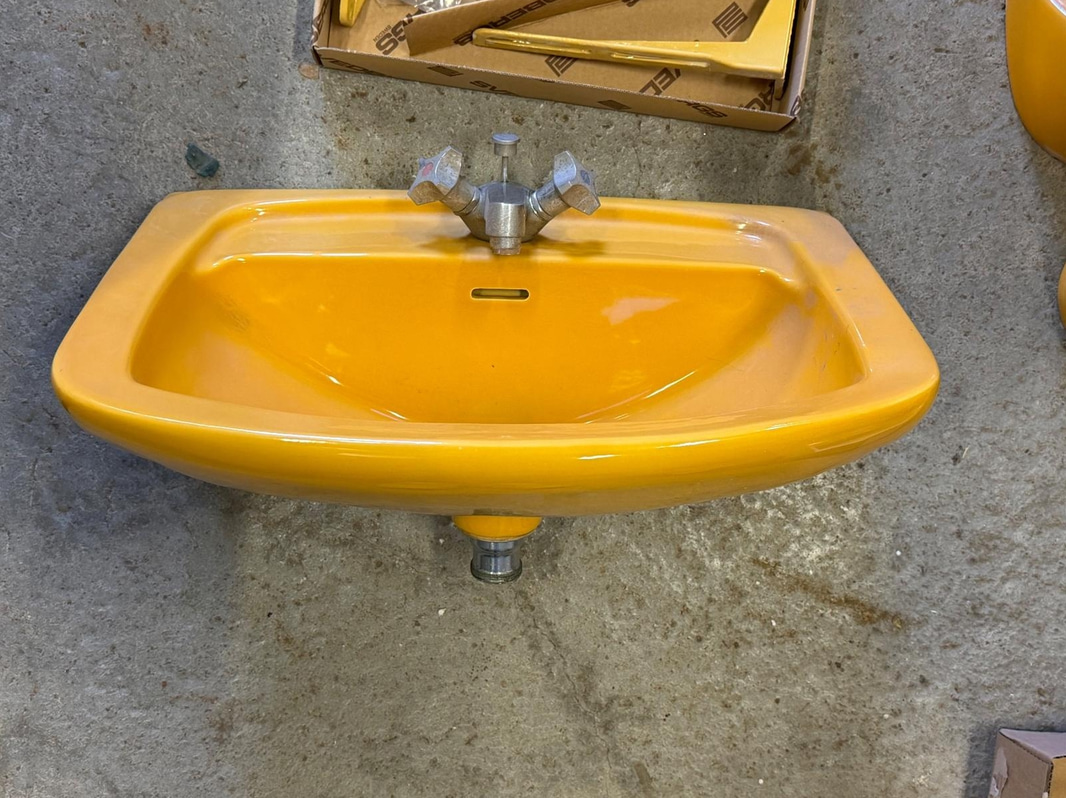 Retro badrumsinredning - toalett, 2 st handfat samt spegelskåp