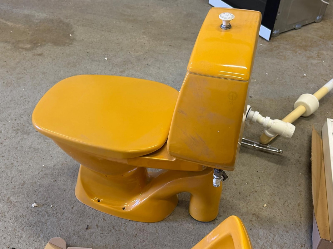 Retro badrumsinredning - toalett, 2 st handfat samt spegelskåp