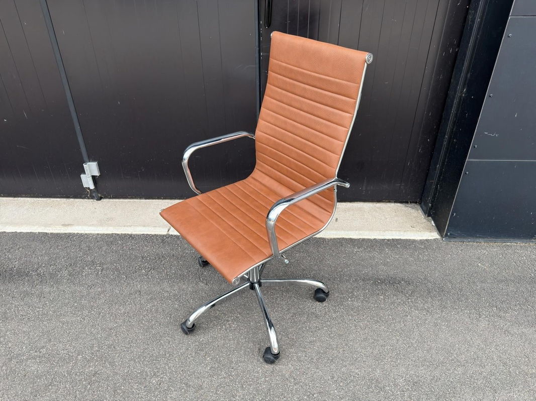 8 st konferensstolar i Eames-inspirerad design – Konstläder & krom