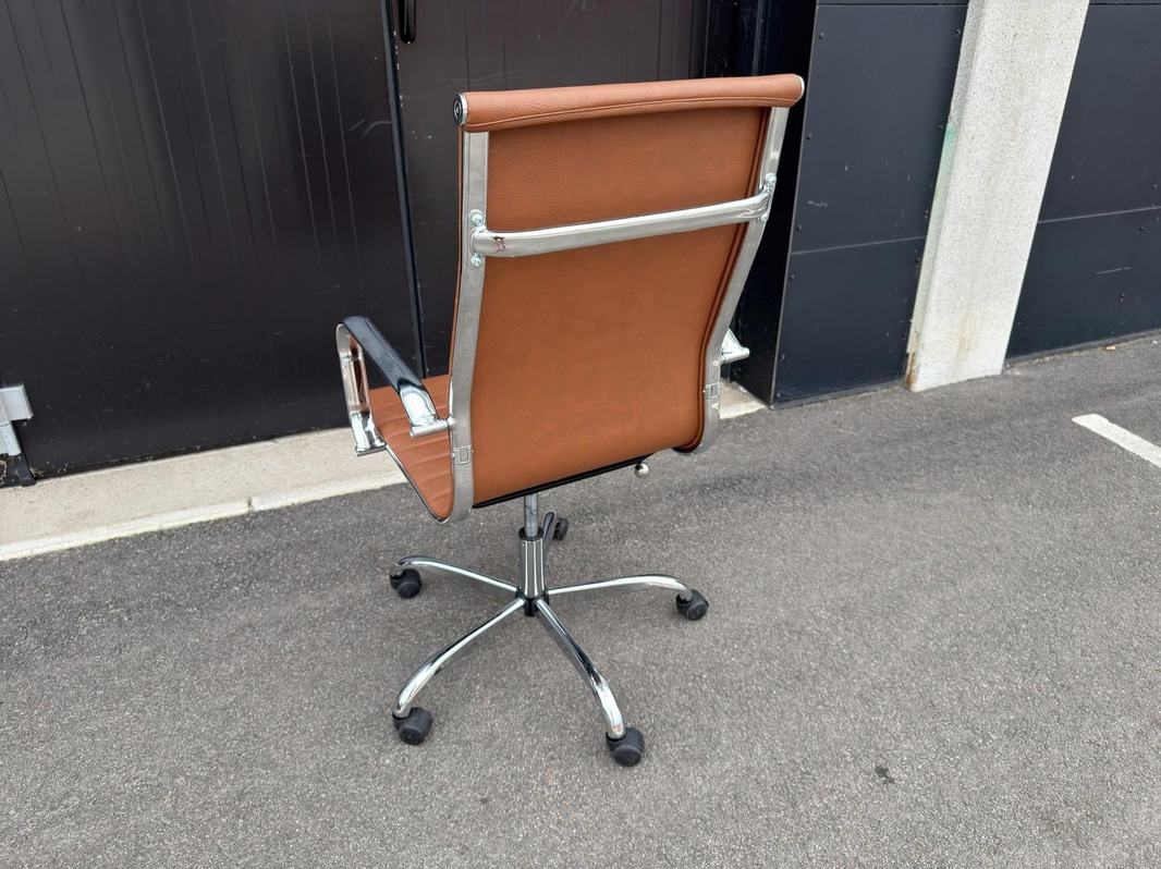 8 st konferensstolar i Eames-inspirerad design – Konstläder & krom
