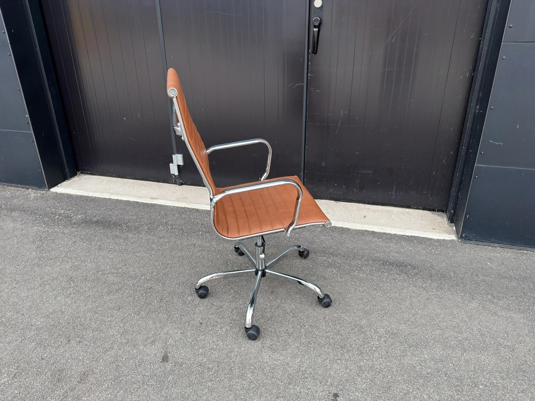 8 st konferensstolar i Eames-inspirerad design – Konstläder & krom