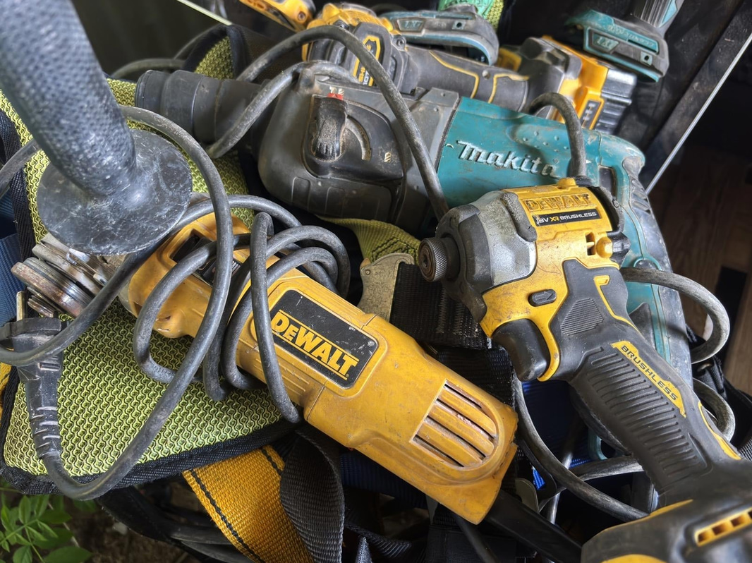 3 st. pallar blandat inklusive Makita och DeWalt