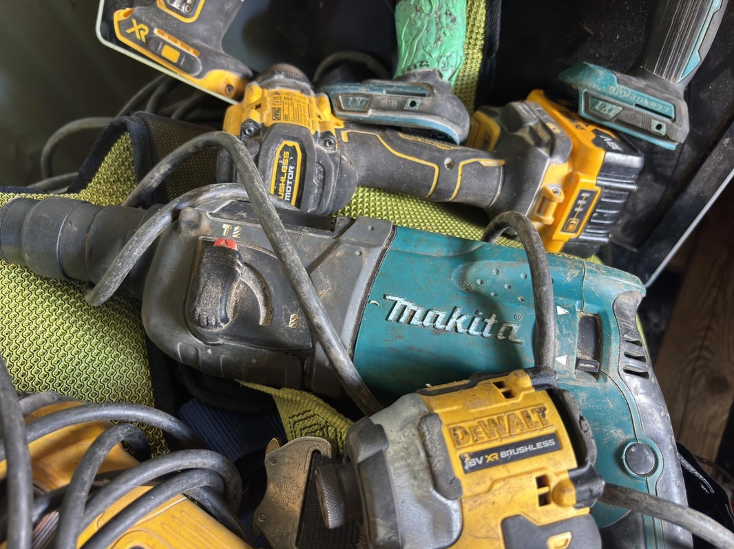 3 st. pallar blandat inklusive Makita och DeWalt