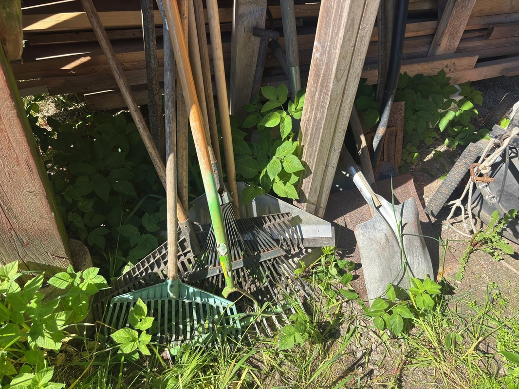 2 st gräsklippare och diverse redskap