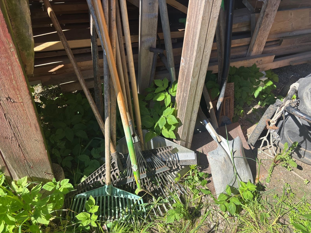 2 st gräsklippare och diverse redskap