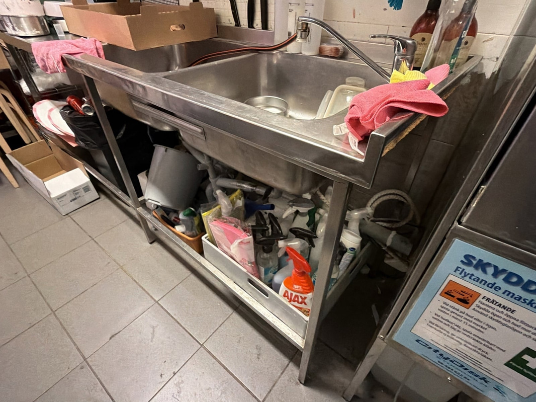Stainless steel sink unit with drainboard