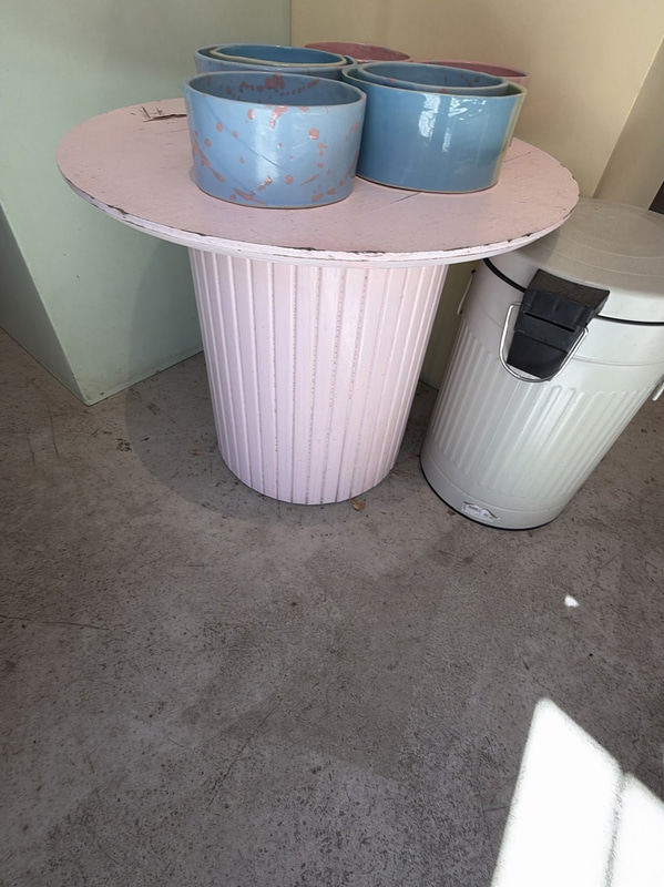 Pedestal tables, pink, 3 pcs