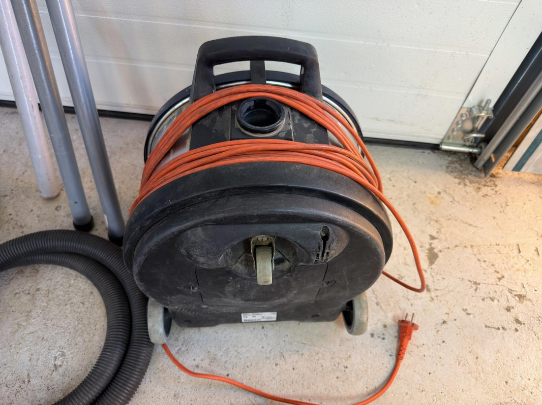 Nilfisk VP930 HEPA Blue Vacuum Cleaner, 760 W