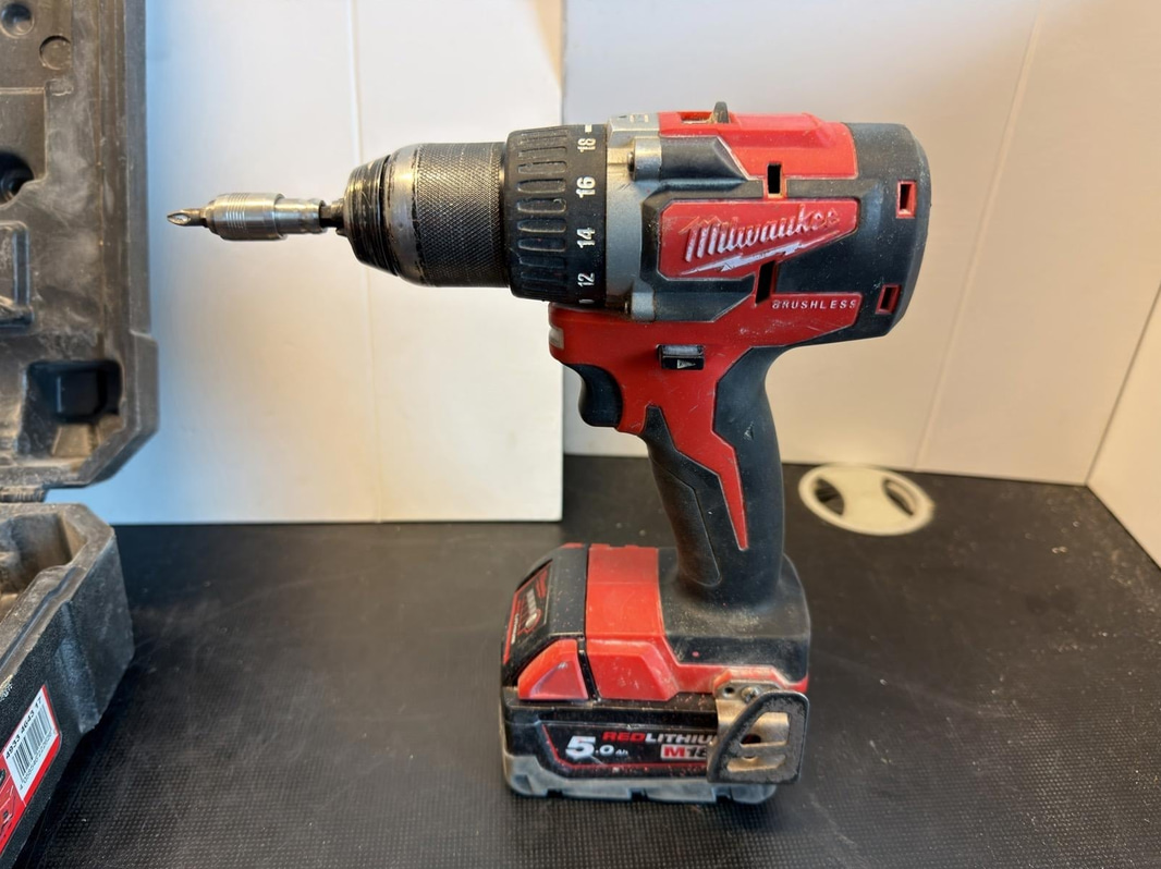 Borrskruvdragare Milwaukee M18 CBLD, med batteri och laddare