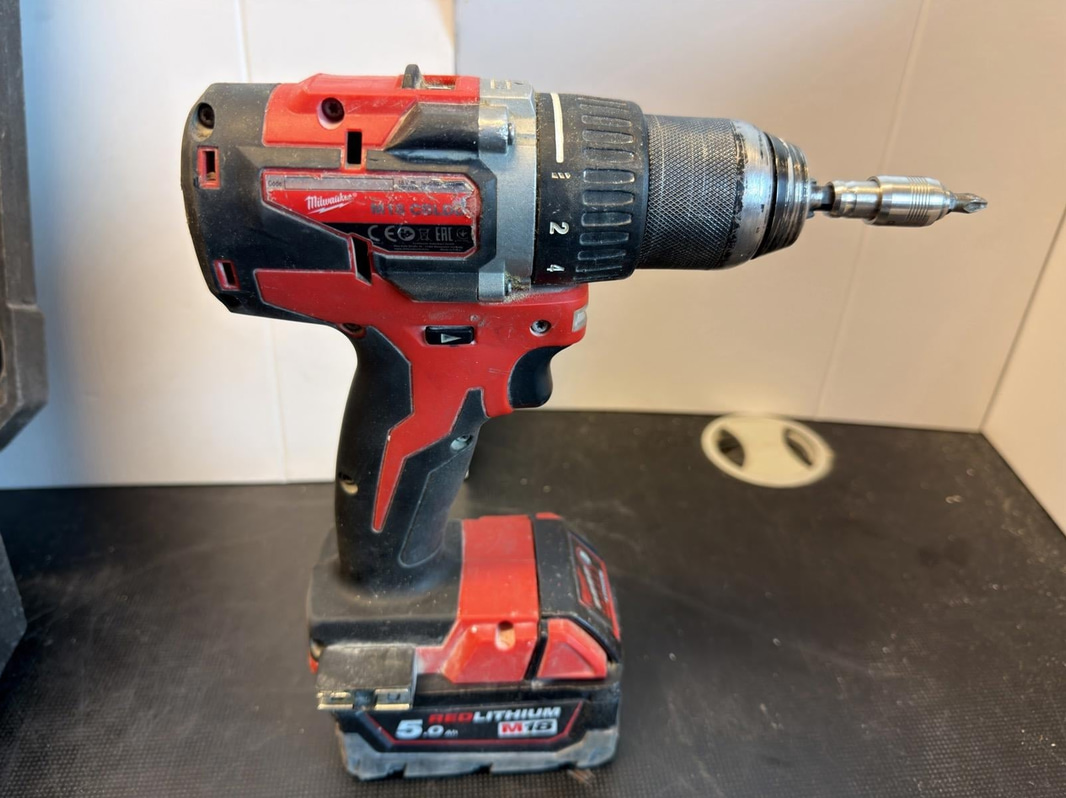 Borrskruvdragare Milwaukee M18 CBLD, med batteri och laddare