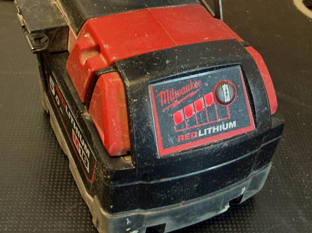 Borrskruvdragare Milwaukee M18 CBLD, med batteri och laddare
