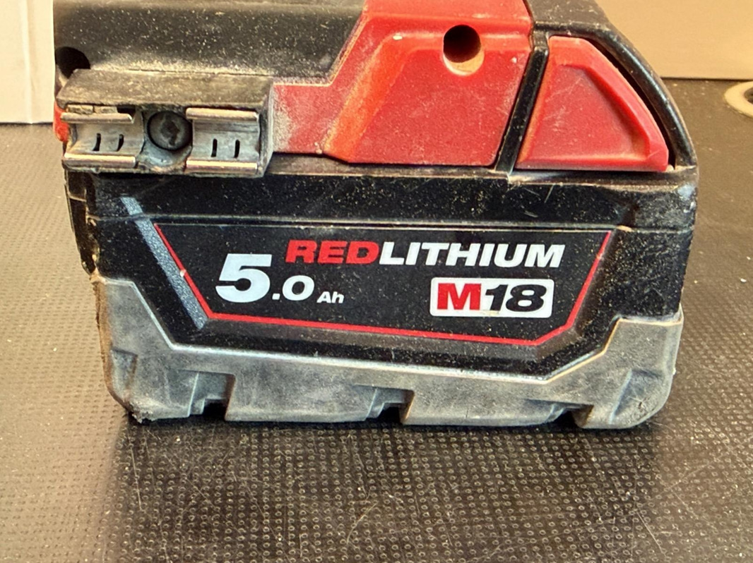 Borrskruvdragare Milwaukee M18 CBLD, med batteri och laddare