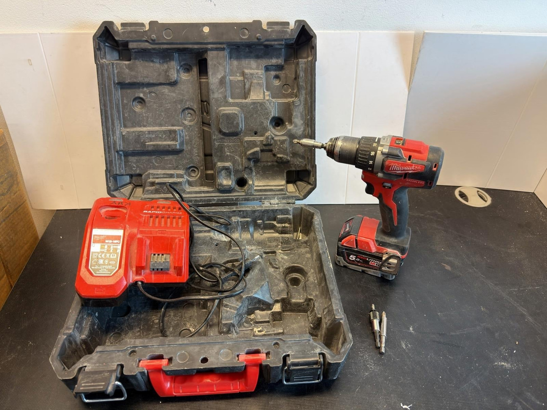 Borrskruvdragare Milwaukee M18 CBLD, med batteri och laddare