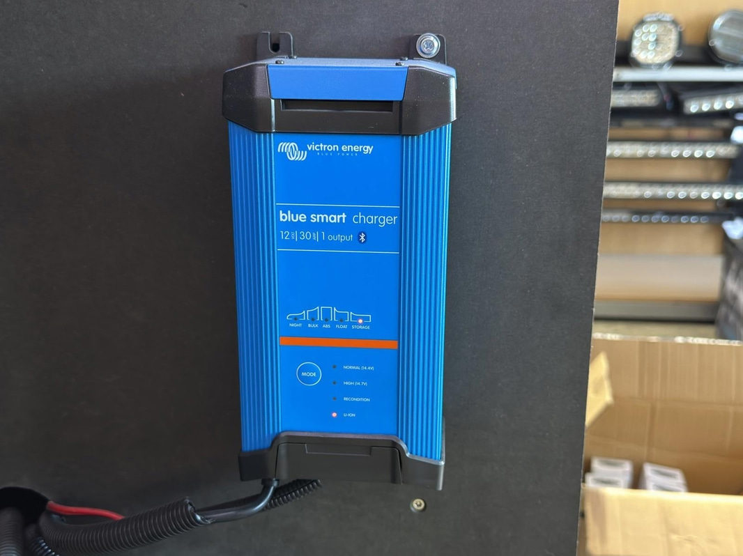 Batteri E&J LiFePO4, 12,8 V, 165 Ah samt Victron Smart Charger