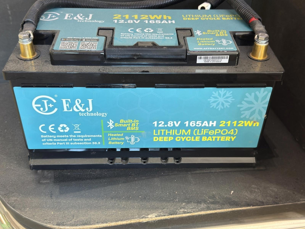 Batteri E&J LiFePO4, 12,8 V, 165 Ah samt Victron Smart Charger