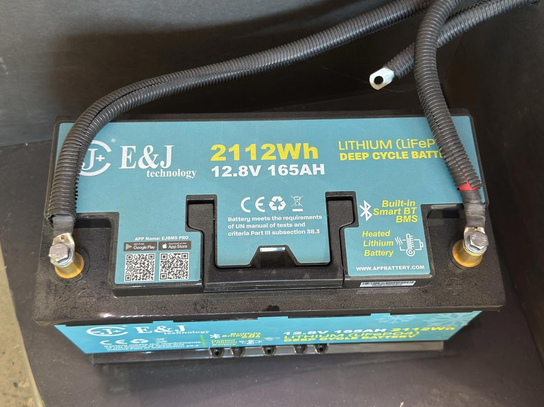 Batteri E&J LiFePO4, 12,8 V, 165 Ah samt Victron Smart Charger