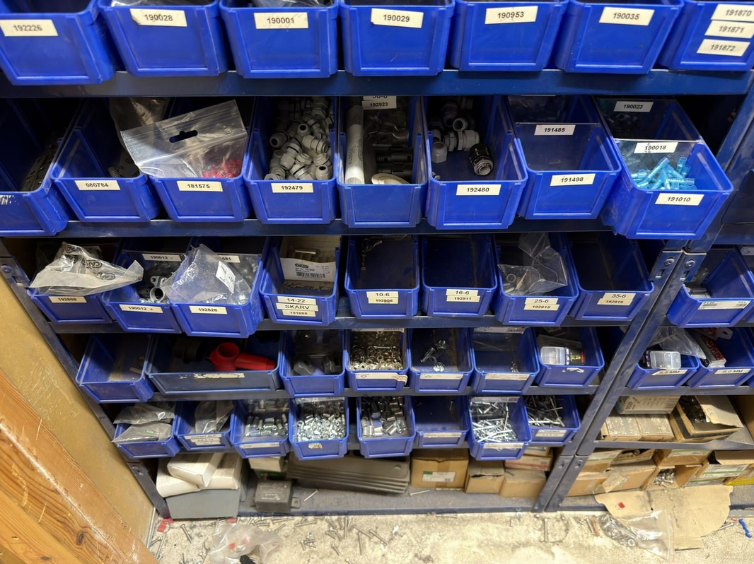 Sortimentshyllor med stor mängd diverse bult, muttrar etc.