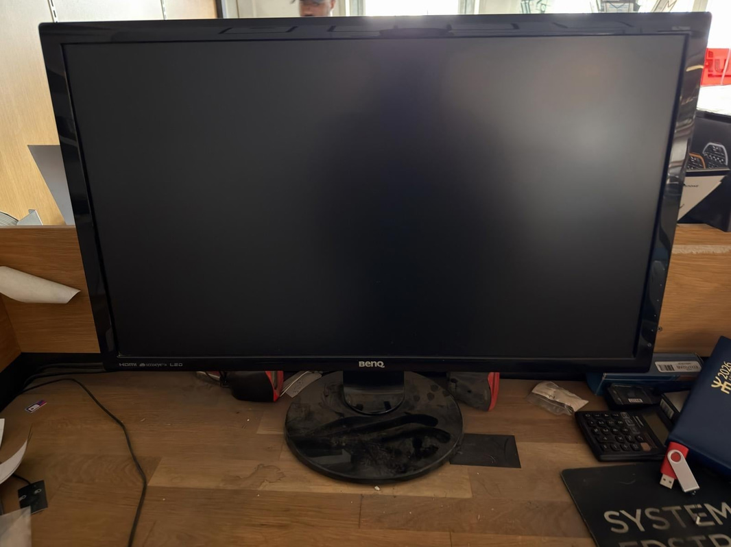 HP skrivare samt 27" skärm från BENQ
