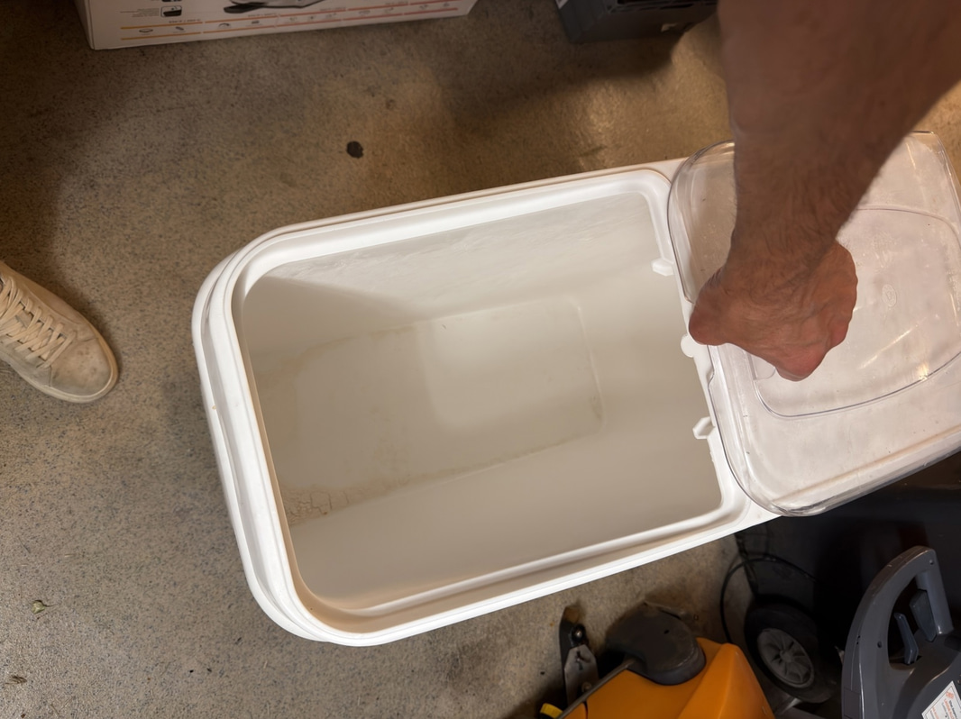 Förvaringslåda för mjöl, vit plast, på hjul, 80×40×80 cm