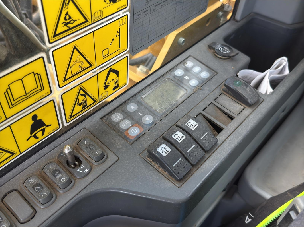 Tracked excavator Cat 324EL | 4 attachments | 2012