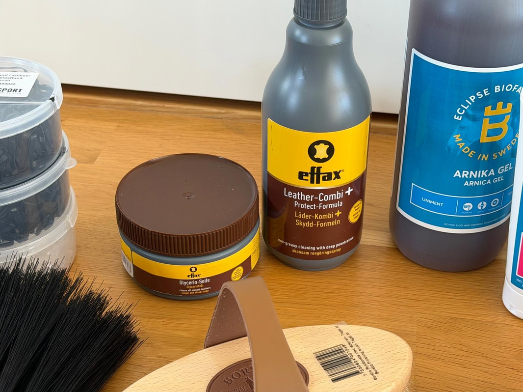 Lot of assorted horse care items, incl. grooming brushes, hay nets, plaiting bands, ointments, etc.