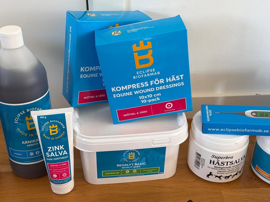 Lot of assorted horse care items, incl. grooming brushes, hay nets, plaiting bands, ointments, etc.