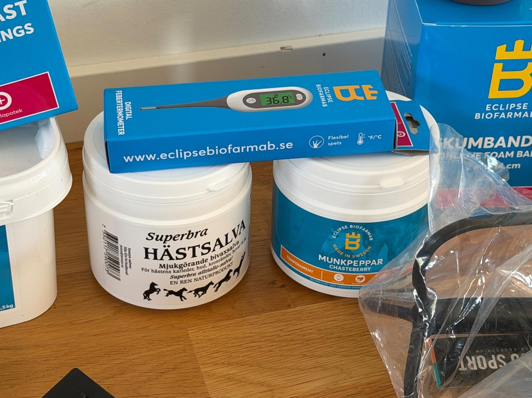 Lot of assorted horse care items, incl. grooming brushes, hay nets, plaiting bands, ointments, etc.