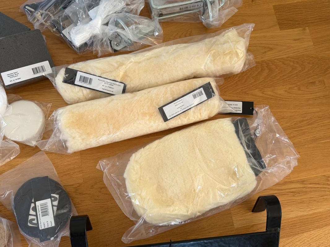 Lot of assorted horse care items, incl. grooming brushes, hay nets, plaiting bands, ointments, etc.
