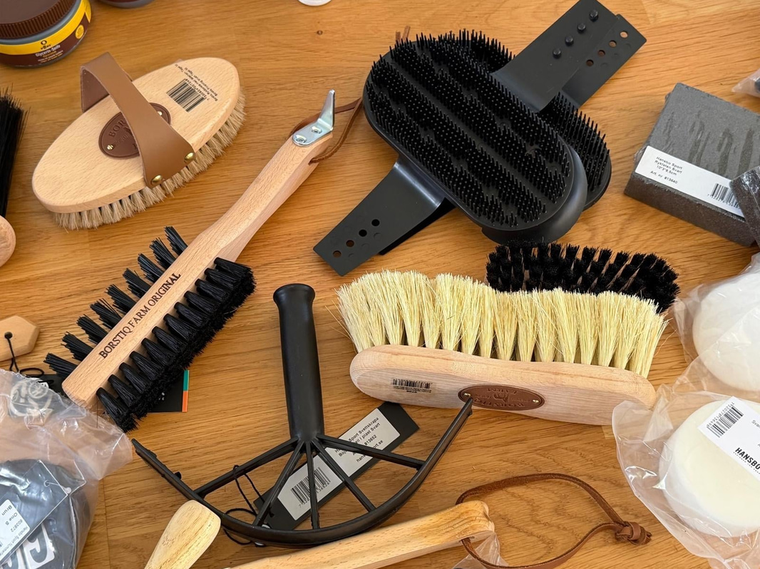 Lot of assorted horse care items, incl. grooming brushes, hay nets, plaiting bands, ointments, etc.