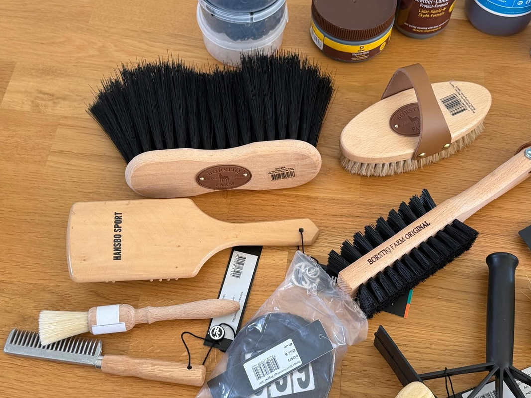 Lot of assorted horse care items, incl. grooming brushes, hay nets, plaiting bands, ointments, etc.