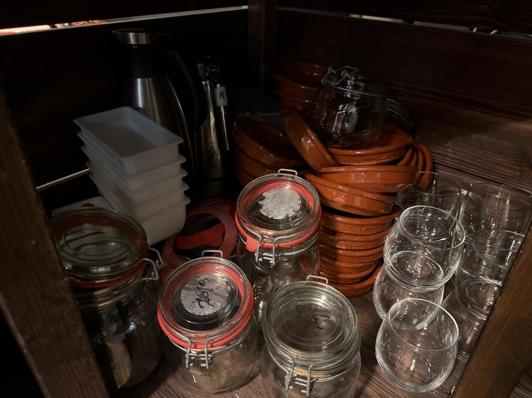 Food pans, glassware & consumables.