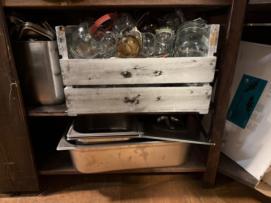 Food pans, glassware & consumables.