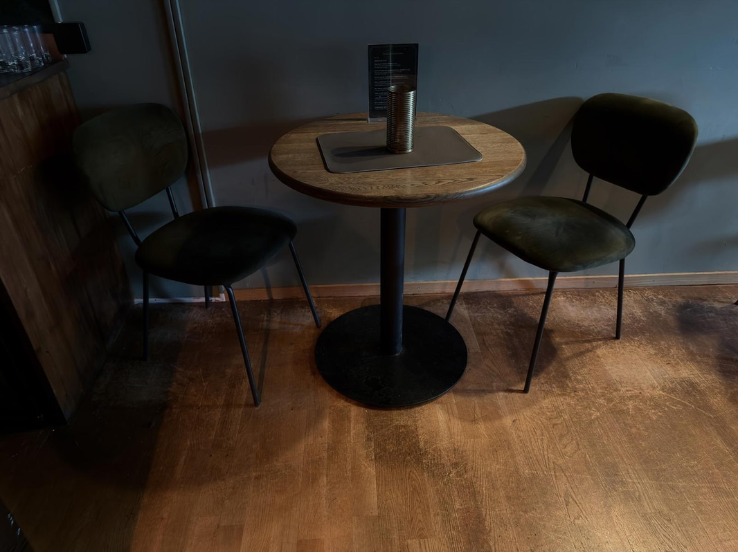 Restaurant furniture, etc. (lot)