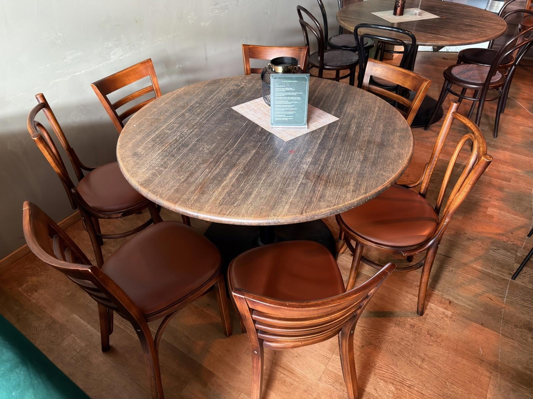 Restaurant furniture, etc. (lot)
