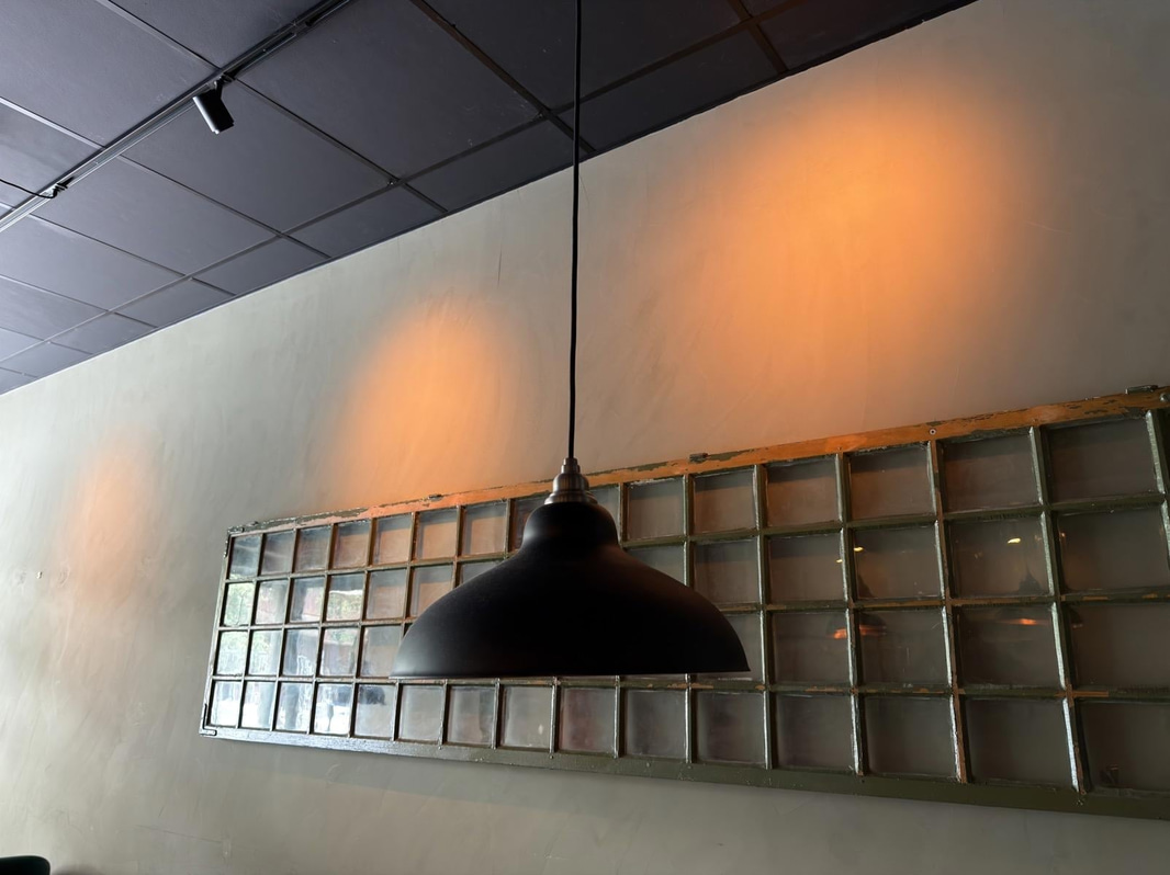 Restaurant furniture, etc. (lot)