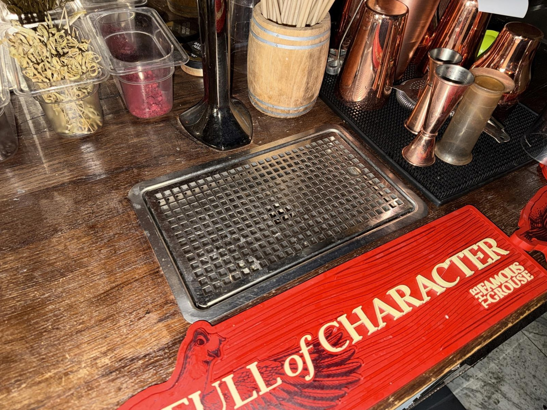 Sparkling water system with dispensing taps