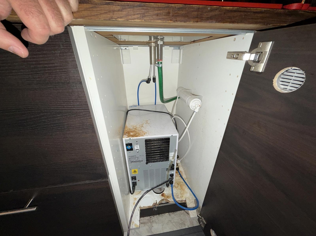 Sparkling water system with dispensing taps