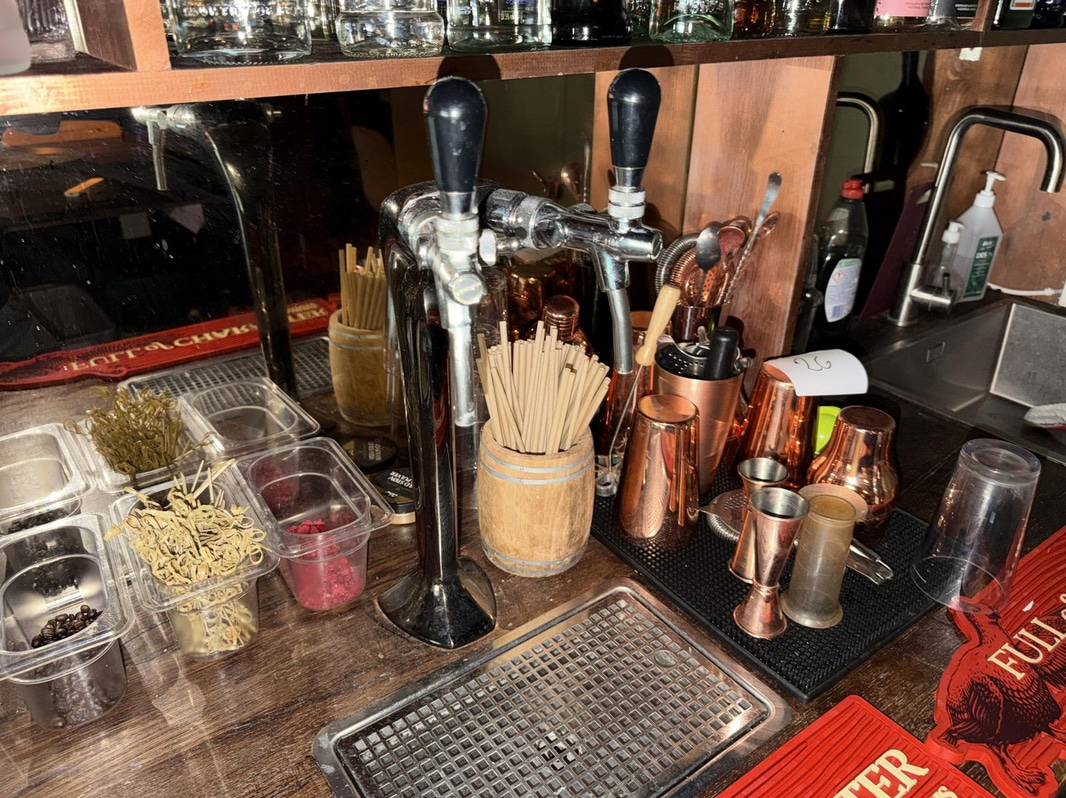 Sparkling water system with dispensing taps