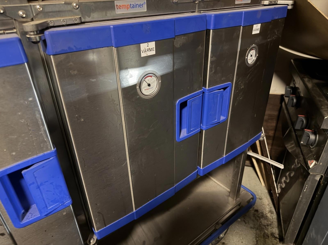 2 Hallins H23435 Heated Trolleys, 770 W