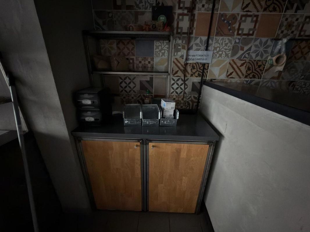Waste station, with worktop and shelving